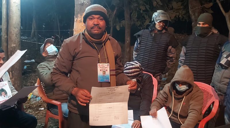 एमाले चुनाव : मतदातासँग भोट मागिरहेका उम्मेदवारको नाम मतपत्रमा नभेटिएपछि …