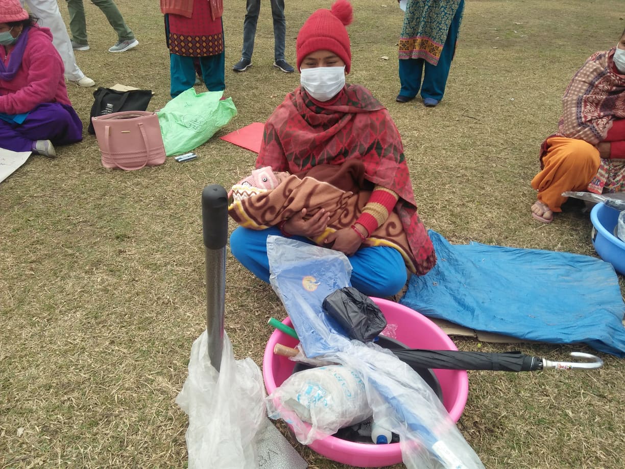 काखे बच्चासहित गिट्टी कुट्ने सामग्री बुझ्न आएकी रम्भा