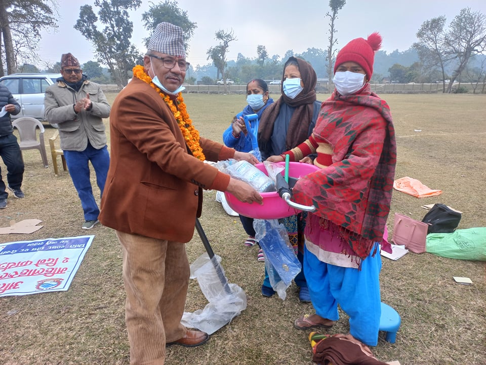 गिट्टी कुटेर जिवीकोपार्जन गर्ने अति विपन्न महिलाहरुलाई गिट्टी कुट्ने सामग्री&hellip;