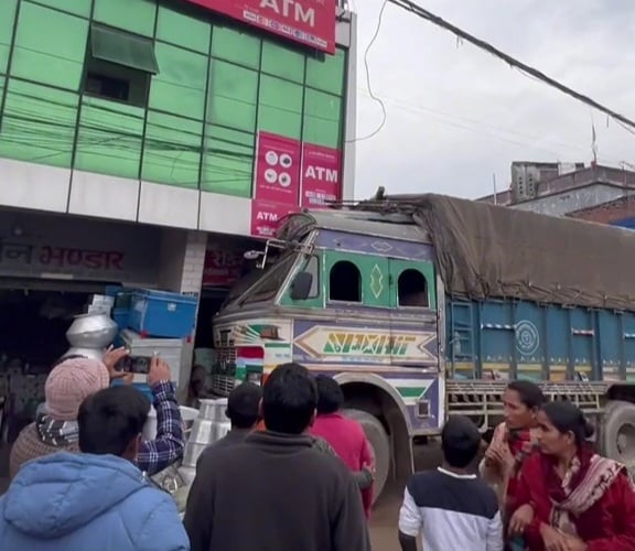 अत्तरियाको एक पसलमा ट्रक ठोक्कियो