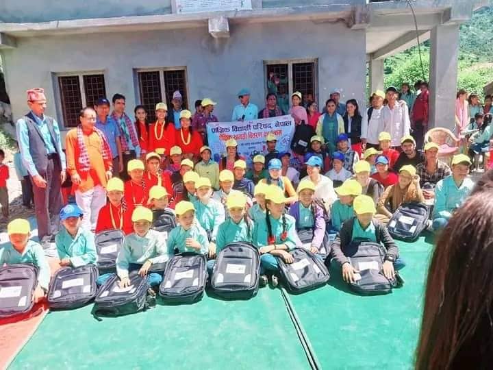 प्राज्ञिक विद्यार्थी परिषद् द्धारा बझाङका विद्यार्थीहरूलाई शैक्षिक सामग्री वितरण