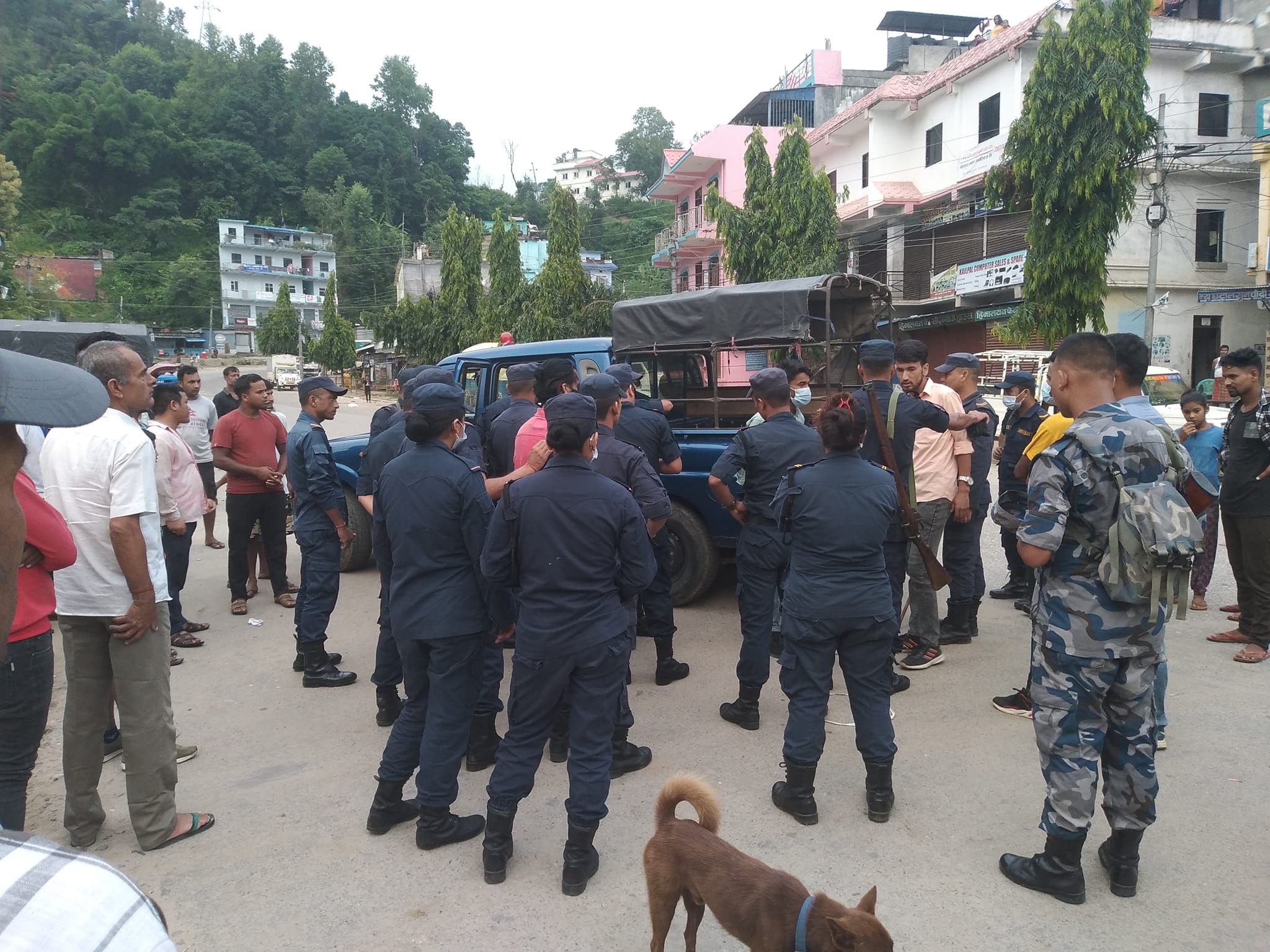डोटीमा बजार बन्द गराउँदै हिँडेका दुई जना पक्राउ