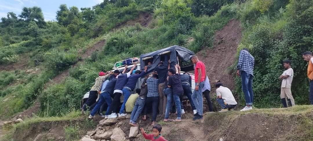 डोटीका ग्रामीण सडक अवरुद्ध, यात्रुहरुलाई सास्ती