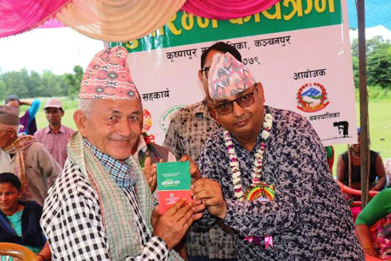 कृष्णपुरका किसानलाई वर्गीकरणसहितको परिचय पत्र वितरण सुरु