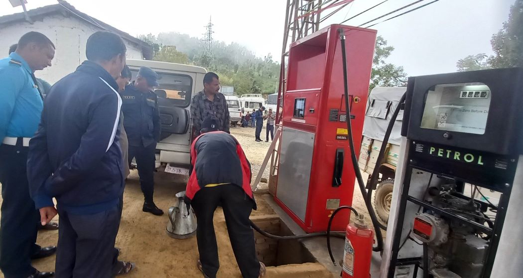 बैतडीमा पम्प खुलेको १३ वर्षपछि पेट्रोल वितरण