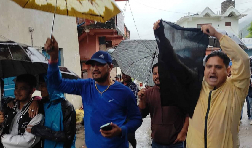 अछाममा बोहरालाई कालो झण्डासहित ओलीविरुद्ध नाराबाजी