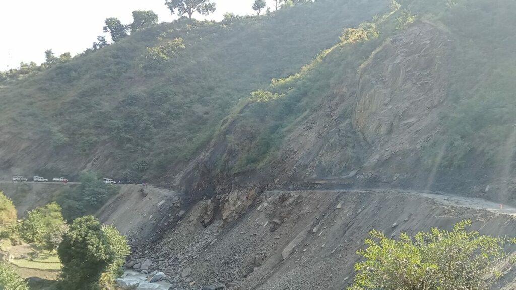 भीमदत्त राजमार्गको साहुखर्क र केआईसिँह राजमार्गको रडुवामा पहिरो,सडक अवरुद्ध