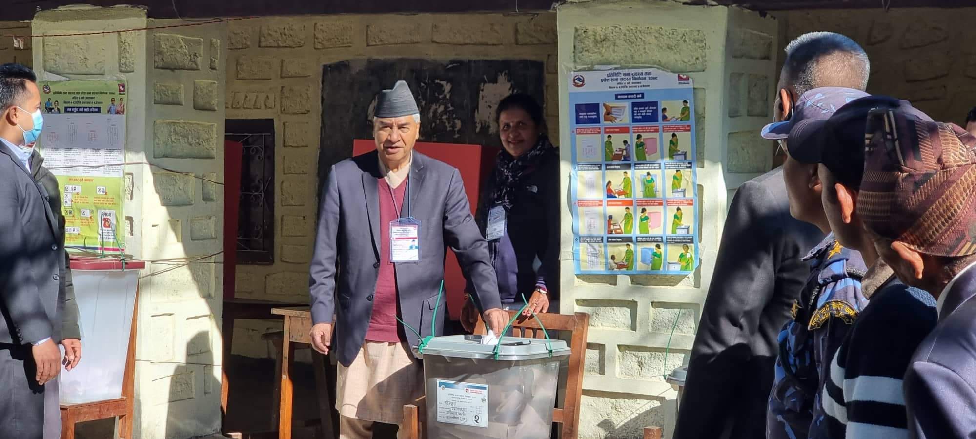 प्रधानमन्त्री देउवाले गरे मतदान