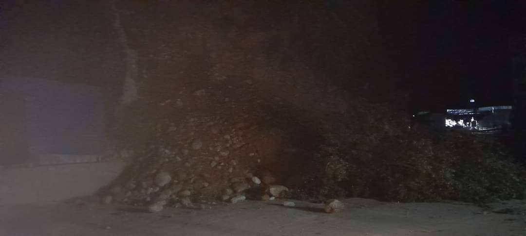 अछाममा भूकम्पले सडक भत्कियो