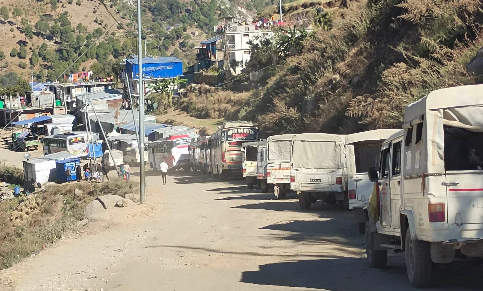 बाजुरा सदरमुकाम मार्तडीमा बसपार्क नहुँदा सवारी सडकमै पार्किङ
