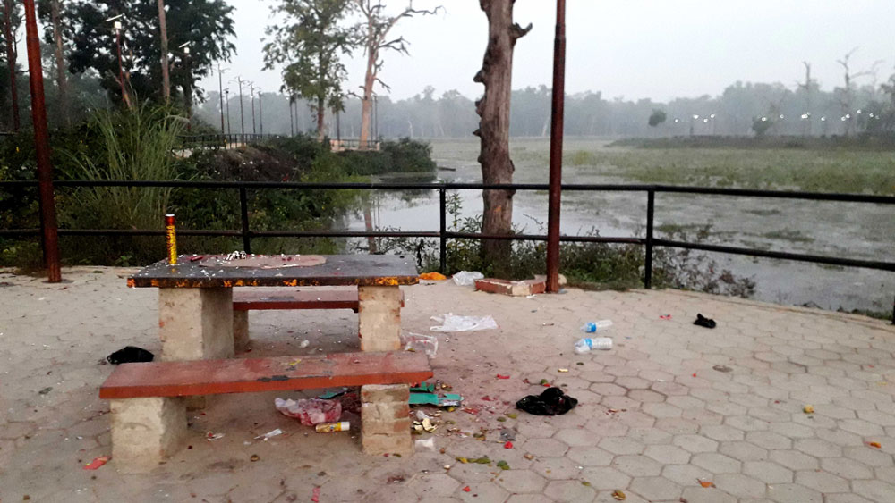 प्लास्टिकले भरिन थाल्यो धनगढीको जाखोर ताल