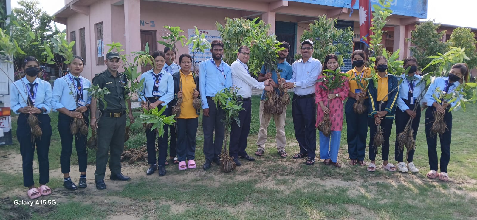 धनगढीका सामुदायिक विद्यालयमा ४५ सय फलफूलका बिरुवा रोपिदै