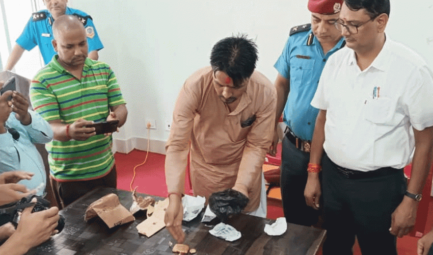 डोटी प्रहरीले फिर्ता गर्न लगायो भारतबाट चोरी गरेको सुन