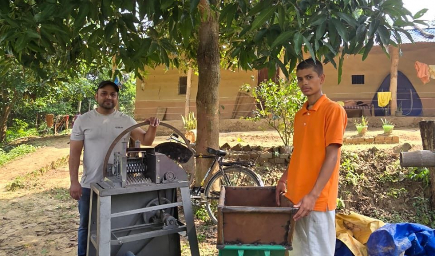 धनगढी उपमहानगरद्वारा दुई गौशालालाई घाँस काट्ने विद्युतीय मेसिन र ठेला गाडी प्रदान