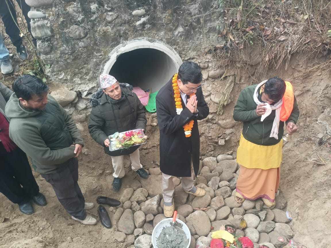 धनगढीको ६ लेन सडकमा नाली निर्माणको शिलान्यास, डुबानको समस्या समाधान हुने अपेक्षा