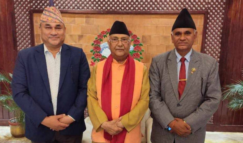 सुदूरपश्चिमका मुख्यमन्त्री र पूर्वमुख्यमन्त्रीले भेटे प्रधानमन्त्री