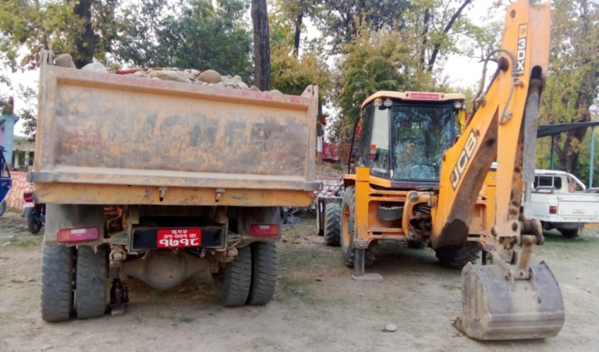 खैराना नदीबाट तीन वटा सवारी नियन्त्रणमा