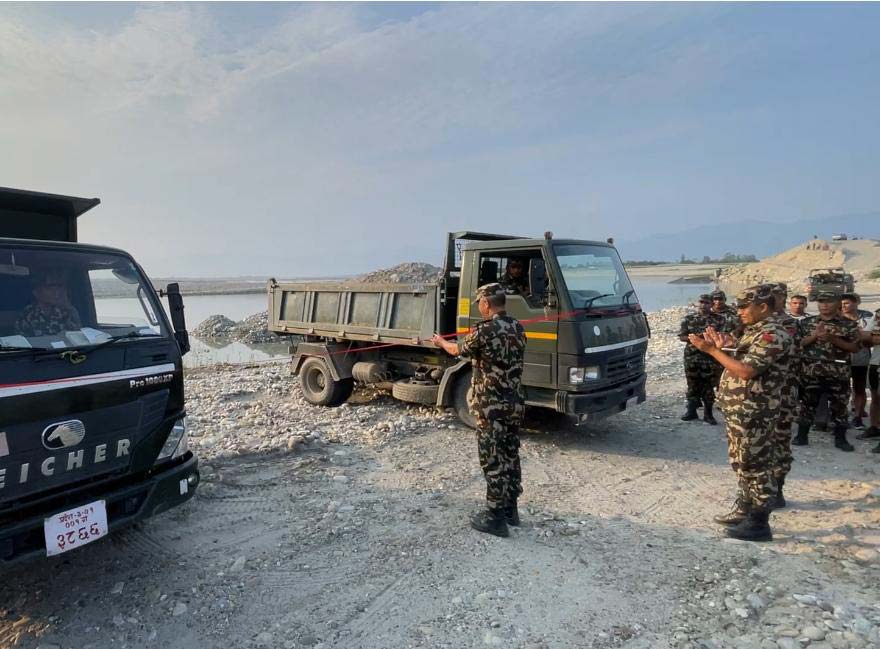 महाकालीमा तटबन्ध निर्माण गर्दै नेपाली सेना