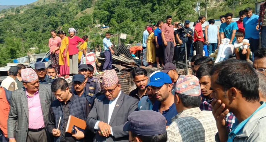 आगलागीबाट ध्वस्त भएको बाम्का बजारको पर्यटनमन्त्री बद्री पाण्डेद्वारा अनुगमन