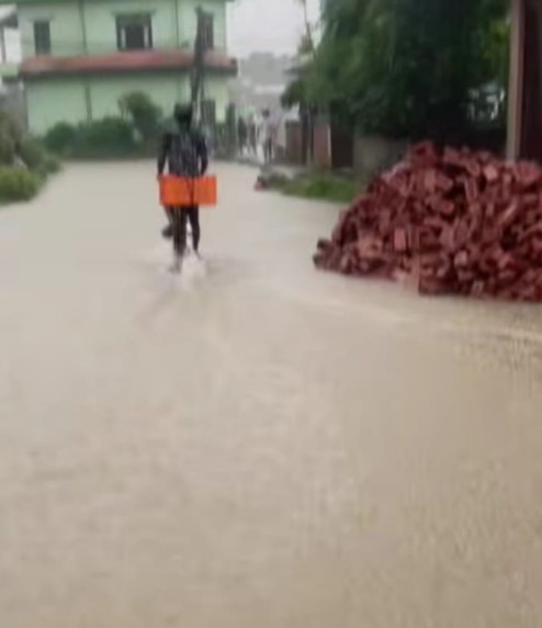 राती देखिको वर्षाले अत्तरियाको रिङरोड क्षेत्र जलमग्न