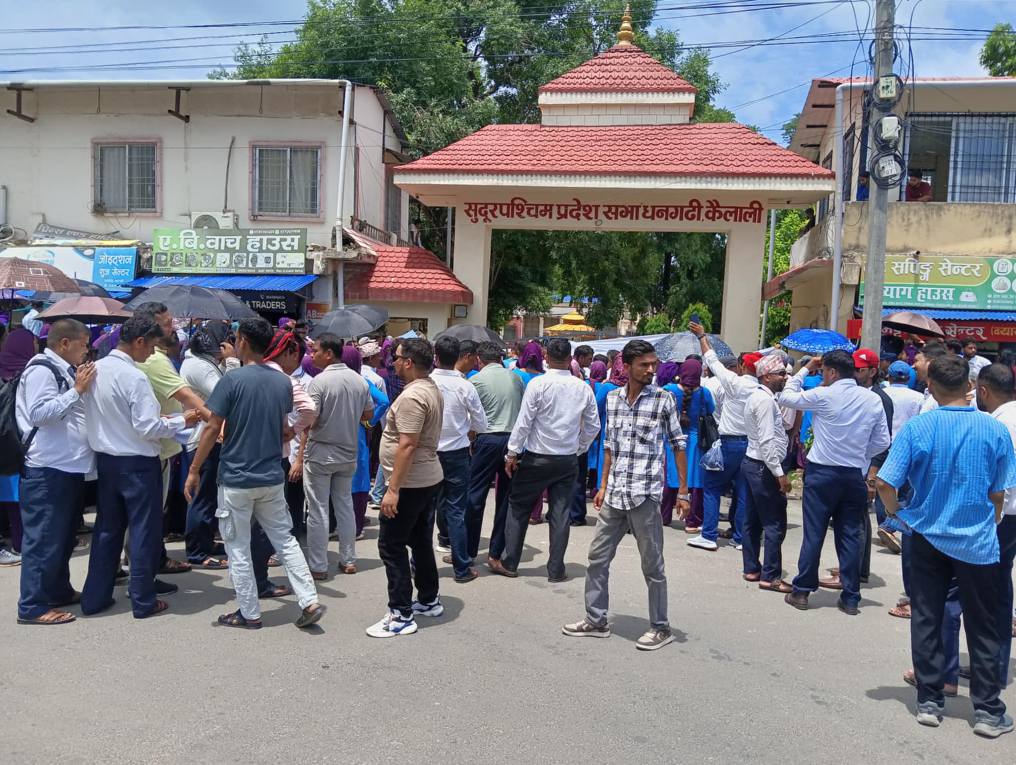 करार र ज्यालादारी कर्मचारीहरु स्थायी समायोजनको माग गर्दै आन्दोलनमा