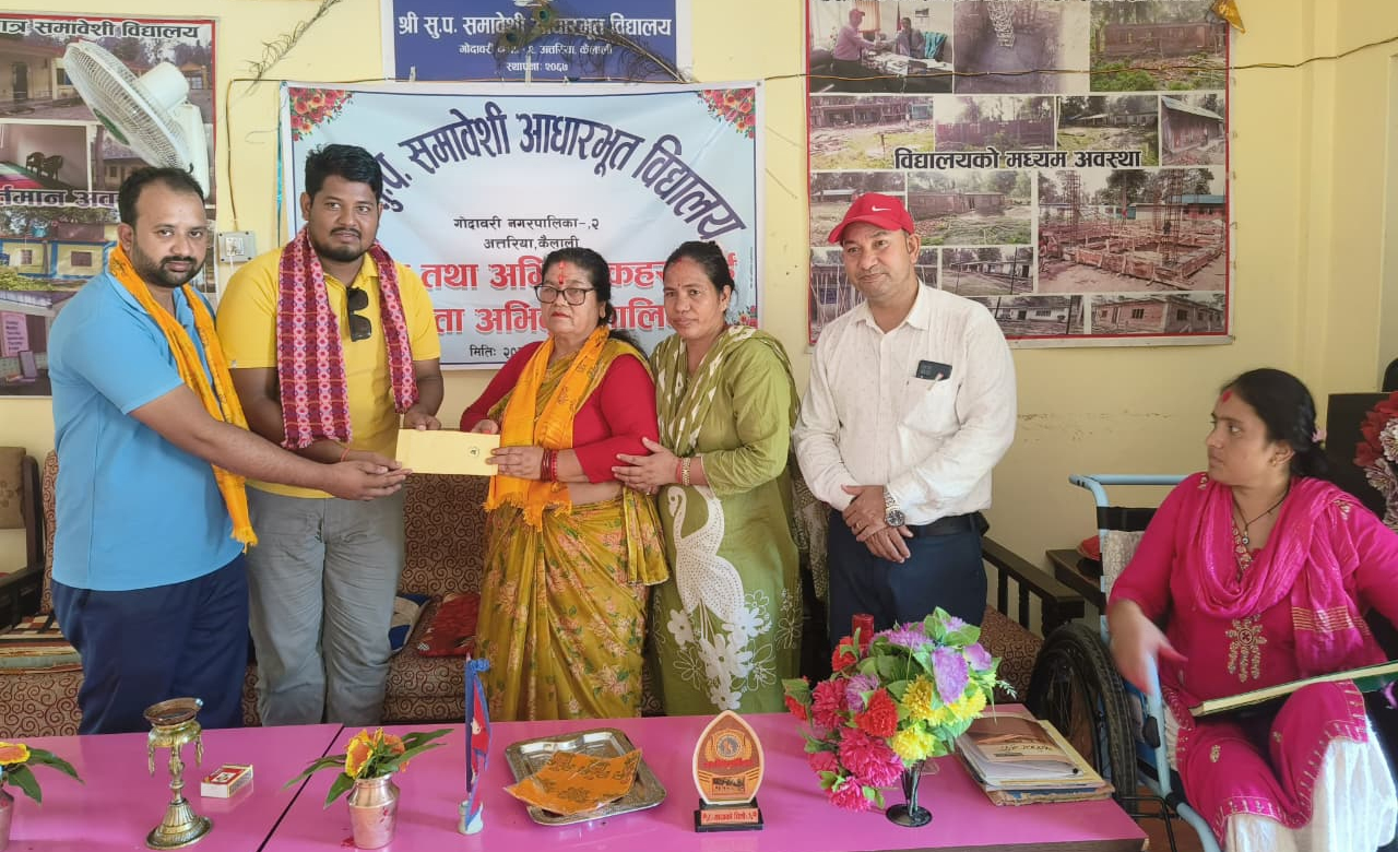 अत्तरिया खबरको पाँचौँ वार्षिकोत्सवमा विद्यालयलाई सहयोग