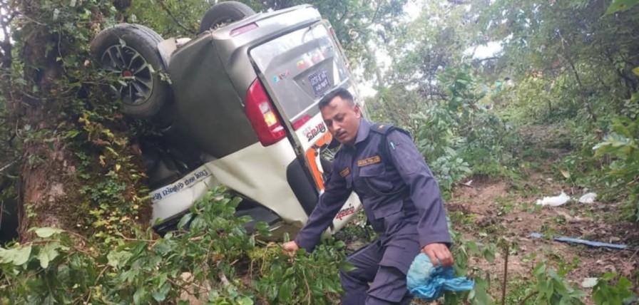 बैतडीमा इभि गाडी दुर्घटना, १० जना घाइते