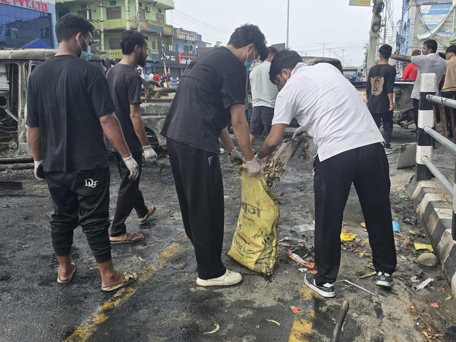 जेनजी आन्दोलन : धनगढीका युवाहरूले सडक सरसफाइ गरे