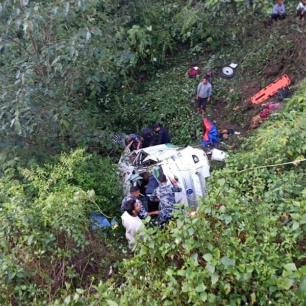 डोटीमा इभी गाडी दुर्घटना हुँदा एक जनाको मृत्यु, २१ जना घाइते