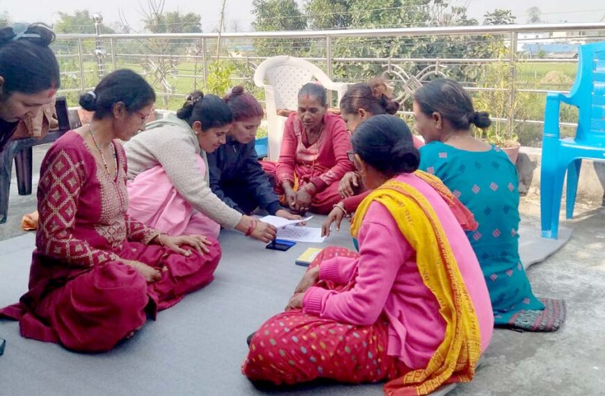 मत खसाल्ने तरिका सिकाउँदै स्वयंसेवक