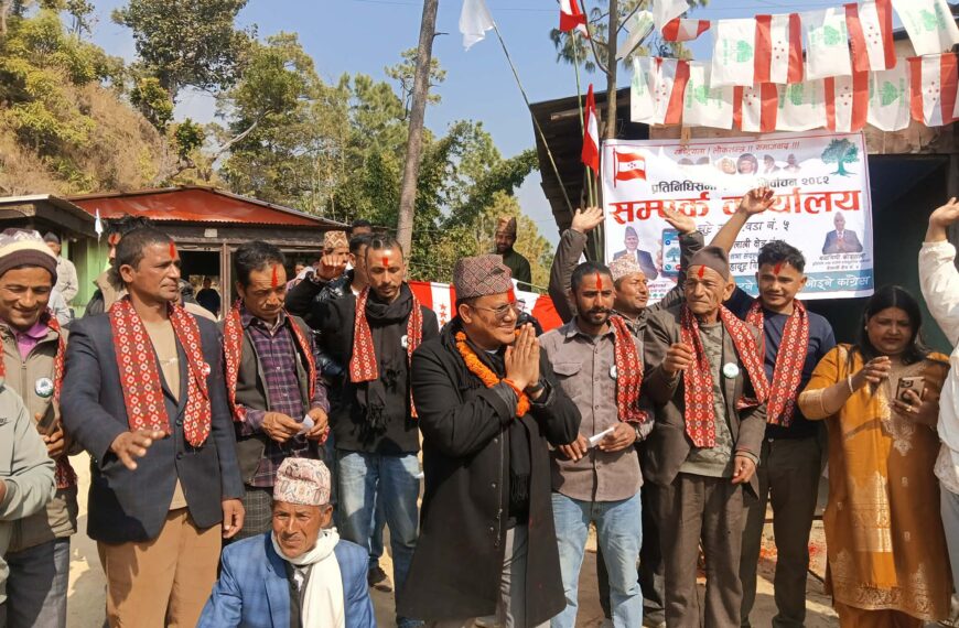 खानीडांडामा एमालेका नेता–कार्यकर्ता कांग्रेसमा प्रवेश