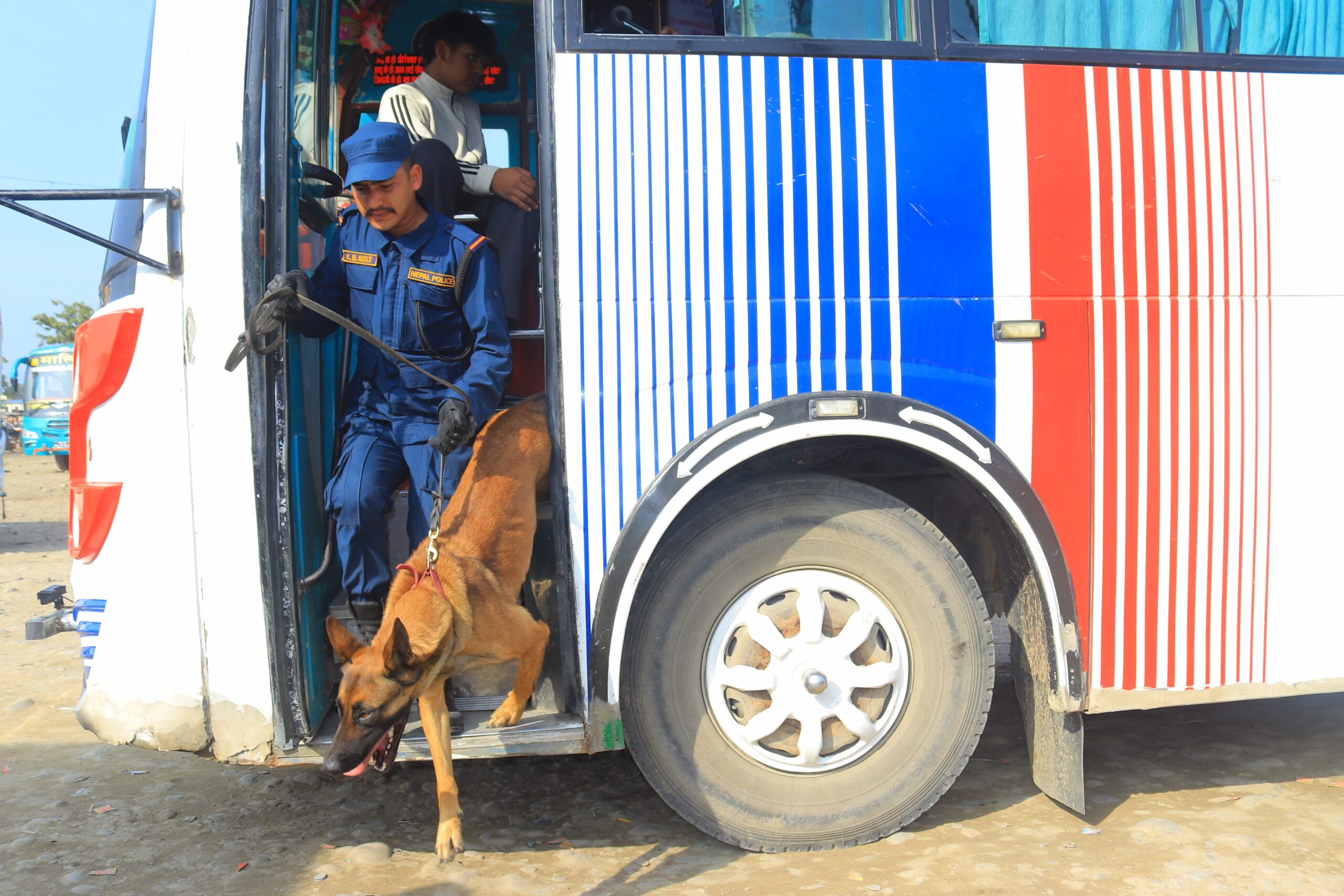 तालिमप्राप्त कुकुर प्रयोग गरी अत्तरिया बसपार्कमा जाँच