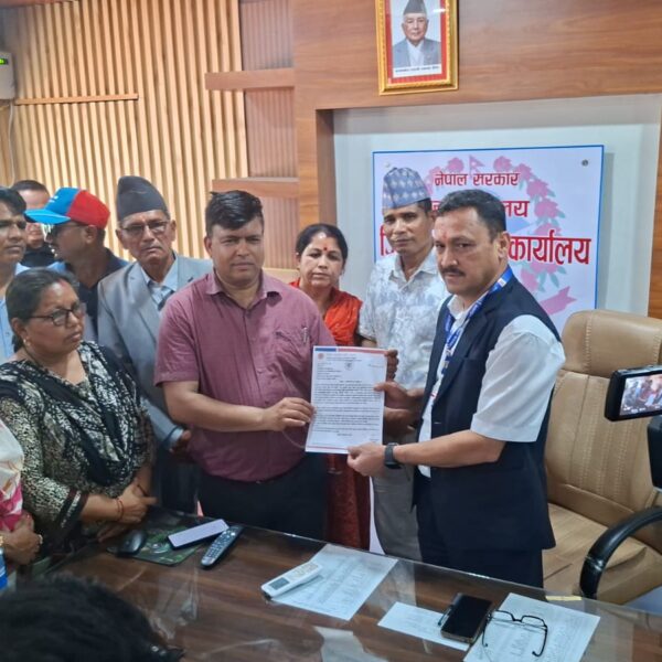 ¥यालीसहित गएको एमालेले कैलाली सीडीओ कार्यालयमा…