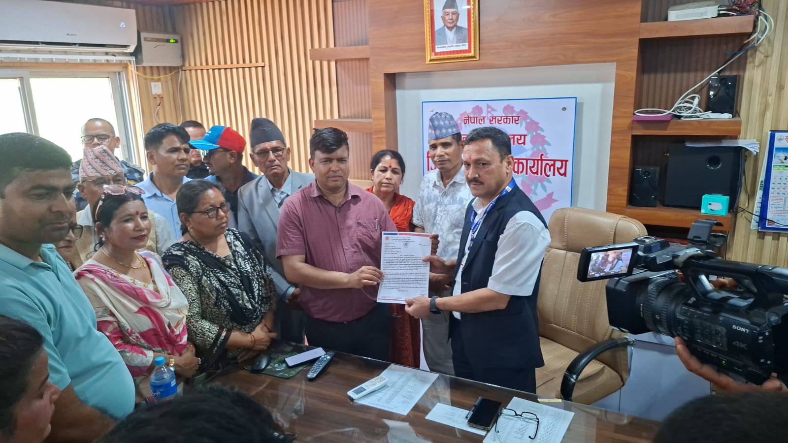 ¥यालीसहित गएको एमालेले कैलाली सीडीओ कार्यालयमा बुझायो ज्ञापनपत्र