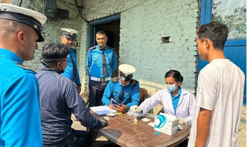 लापसे गरेर सवारी चलाउनेमाथि कञ्चनपुरमा ट्राफिक प्रहरीको कडाइ