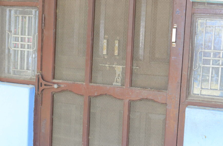 पावर टिलरमा ठगिएका गोदावरीका किसानले लगाए सोनमको घरमा ताला