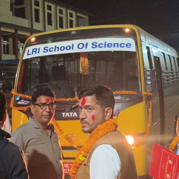 एलआरआईले दुर्गालक्ष्मीलाई दिएको बस विद्यालयमा आइपुग्यो