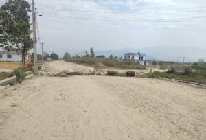 चौकीडाँडा फल्टुडे सडकखण्ड स्थानीयले गरे बन्द
