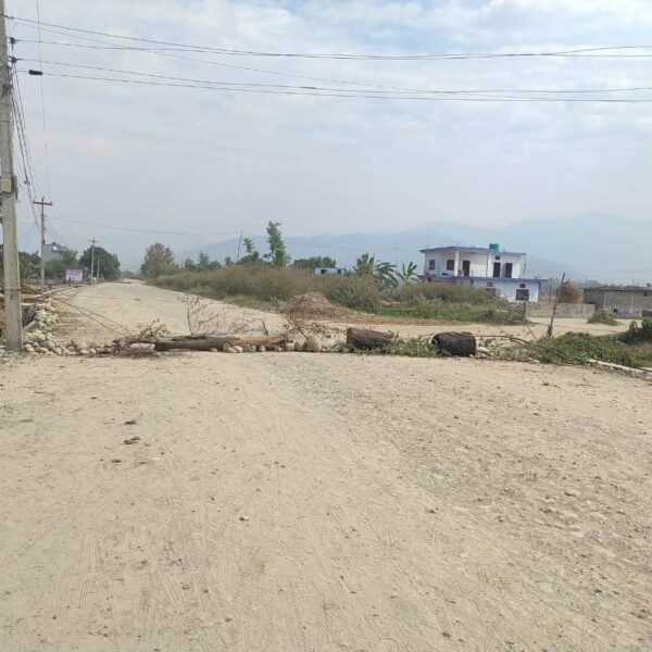 चौकीडाँडा फल्टुडे सडकखण्ड स्थानीयले गरे बन्द