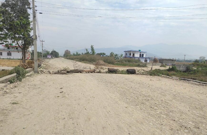 चौकीडाँडा फल्टुडे सडकखण्ड स्थानीयले गरे बन्द