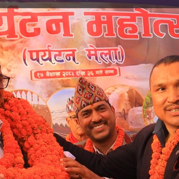 वन मन्त्रालयका सचिव कोइरालालाई बुढीतोला महोत्सवमा ५ किलोको मालाले सम्मान