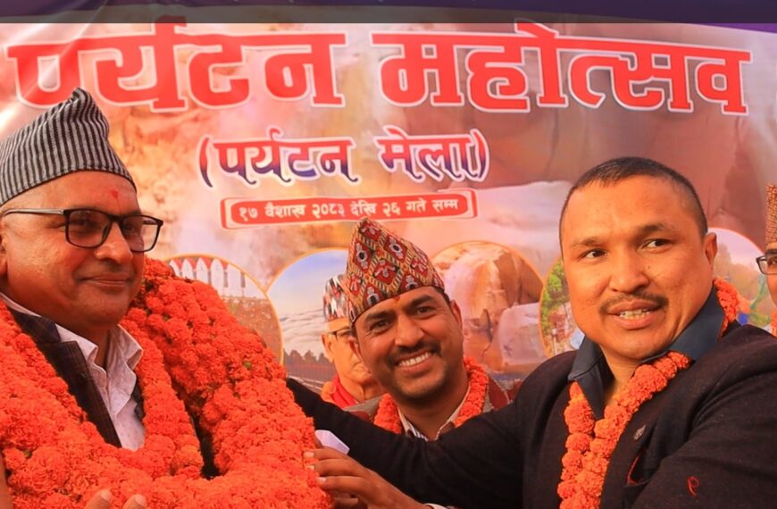 वन मन्त्रालयका सचिव कोइरालालाई बुढीतोला महोत्सवमा ५ किलोको मालाले सम्मान