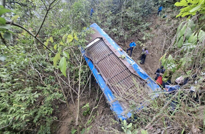 सुपा देउराली मन्दिर दर्शन गरेर फर्किँदै गरेकाहरु सवार बस दुर्घटना