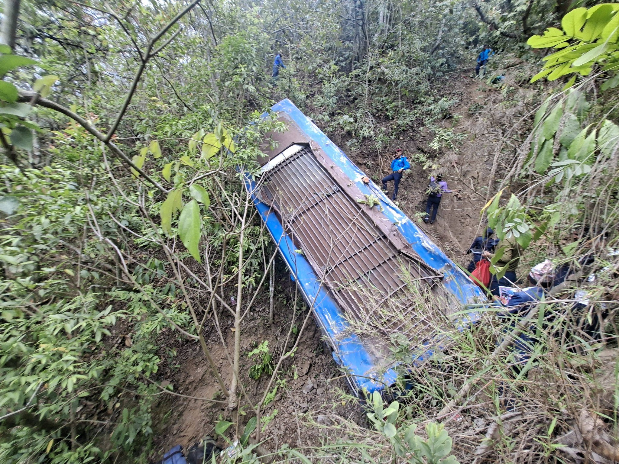सुपा देउराली मन्दिर दर्शन गरेर फर्किँदै गरेकाहरु सवार बस दुर्घटना