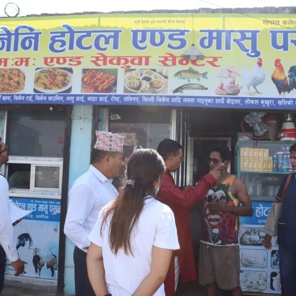 अत्तरिया बजारका १३ मासु पसलमा नगरपालिकाको अनुगमन