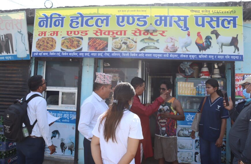 अत्तरिया बजारका १३ मासु पसलमा नगरपालिकाको अनुगमन