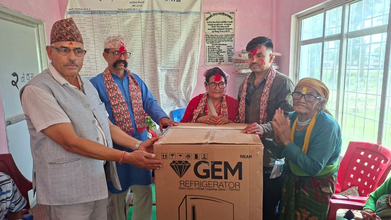 जन्मदिनमा जेष्ठ नागरिक समाजलाई फ्रीज उपहार