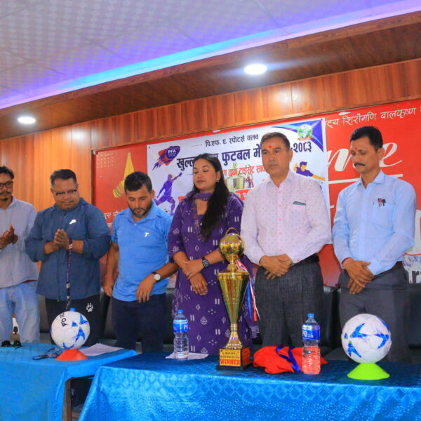 पि एफ ए स्पोर्ट्स क्लबद्वारा आयोजित खुल्ला पुरुष फुटबल मेयर कपको ट्रफी र टाईसिट सार्वजनिक