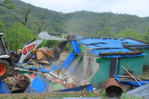 वन अतिक्रमण गरी बनाएका ४७ घर टहरा डिभिजन वन कार्यालय धनगढीले भत्कायो