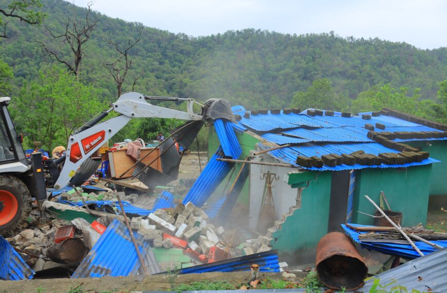 वन अतिक्रमण गरी बनाएका ४७ घर टहरा डिभिजन वन कार्यालय धनगढीले भत्कायो